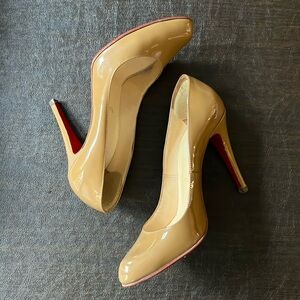 Louboutin decollete nude patent heels 36.5